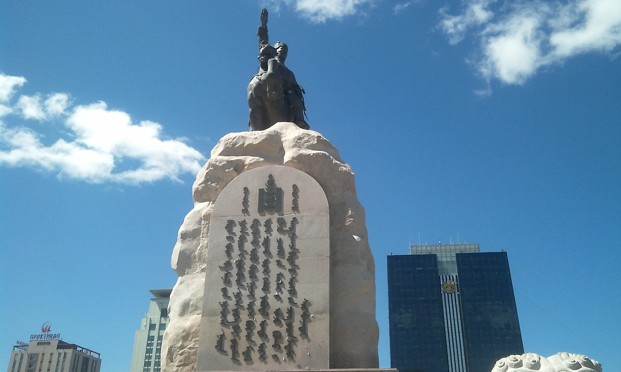 칭기즈칸 광장 중앙에 있는 수흐바타르 동상.jpg