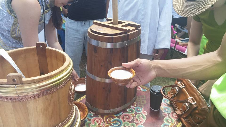 나무 통에 담가서 파는 마유주.jpg