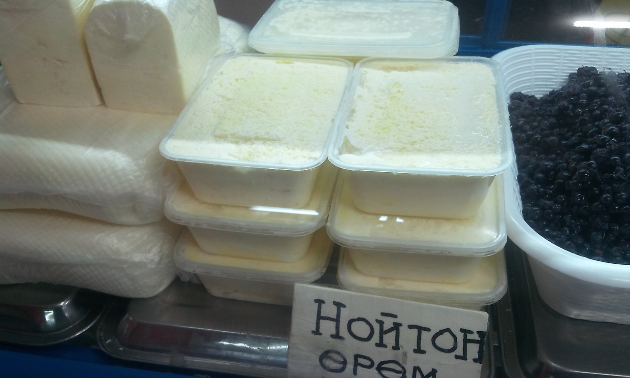 수태 차 위에 있는 기름을 걷어 만든 어름(өрөм).jpg