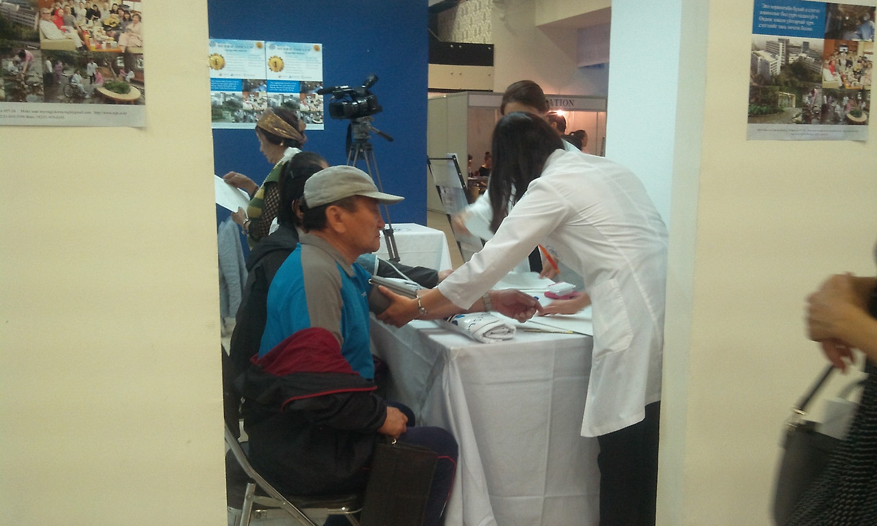 의료 체험을 하는 몽골 현지인.jpg