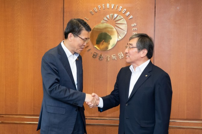 은성수와 윤석헌2.jpg