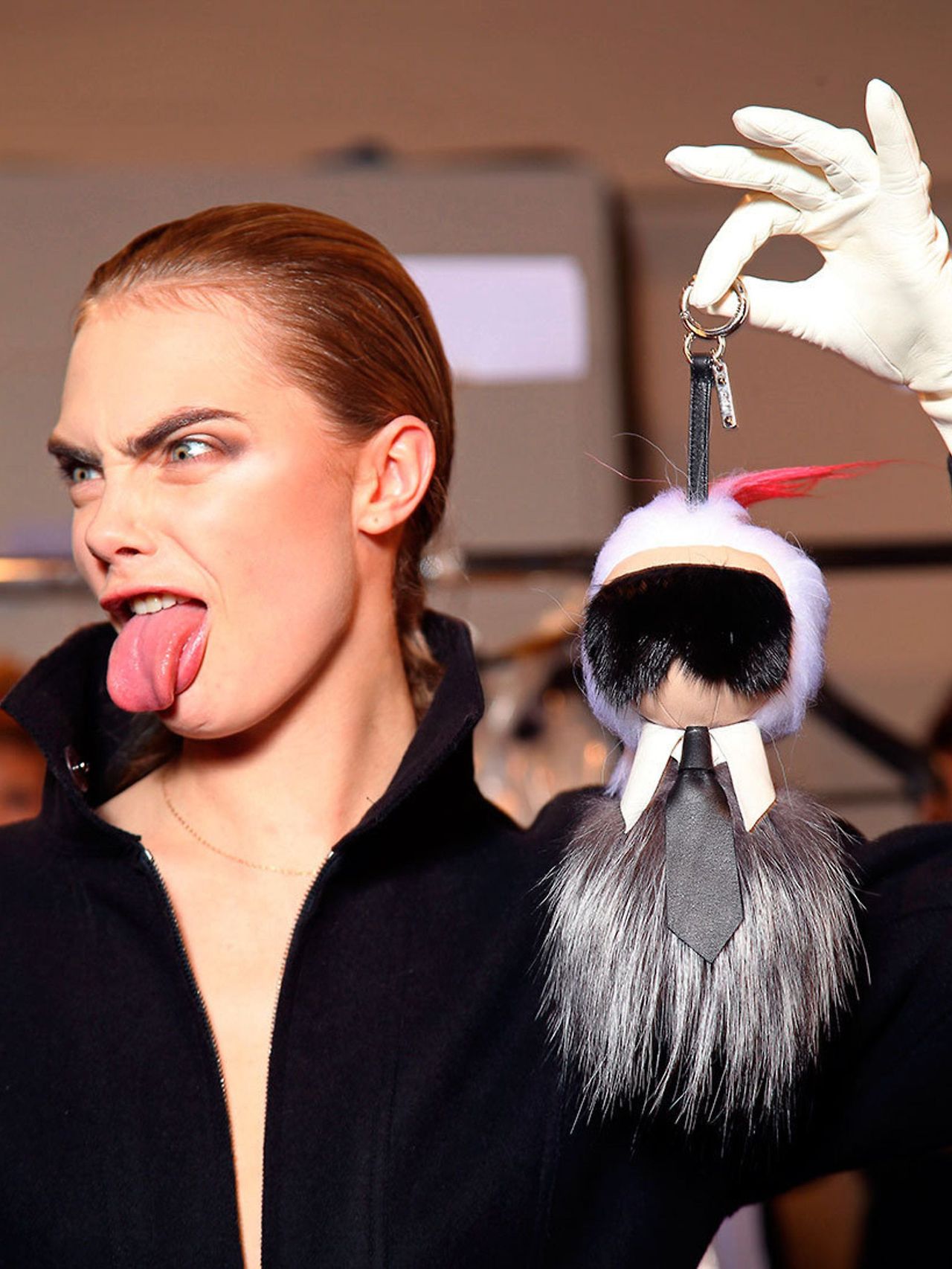 2048x2730-uk-com-gallery-2808-1394730362-cara-delevingne-backstage-karl-lagerfeld-bag-charm-fendi-show-rex-jpg.jpg