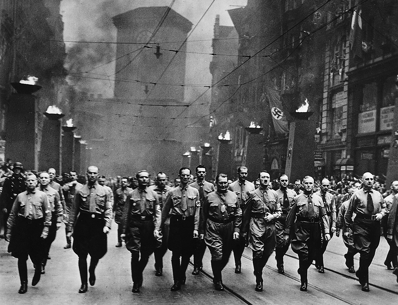 Adolf-Hitler-parade-Nazi-Munich.jpg