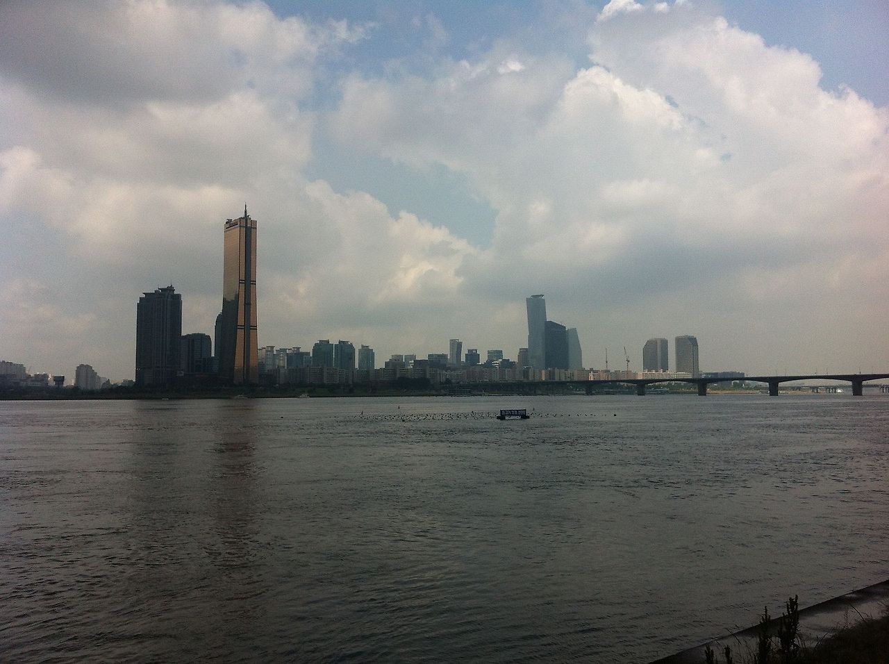 1920px-Han_River_Walk-_Yeouido,_Korea.jpg