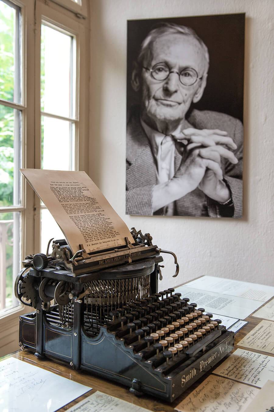 Portrait-and-original-vintage-typewriter-in-Herman-Hesse-museum-in-Montagnola-Photo-Shutterstock-LiliGraphie.jpg