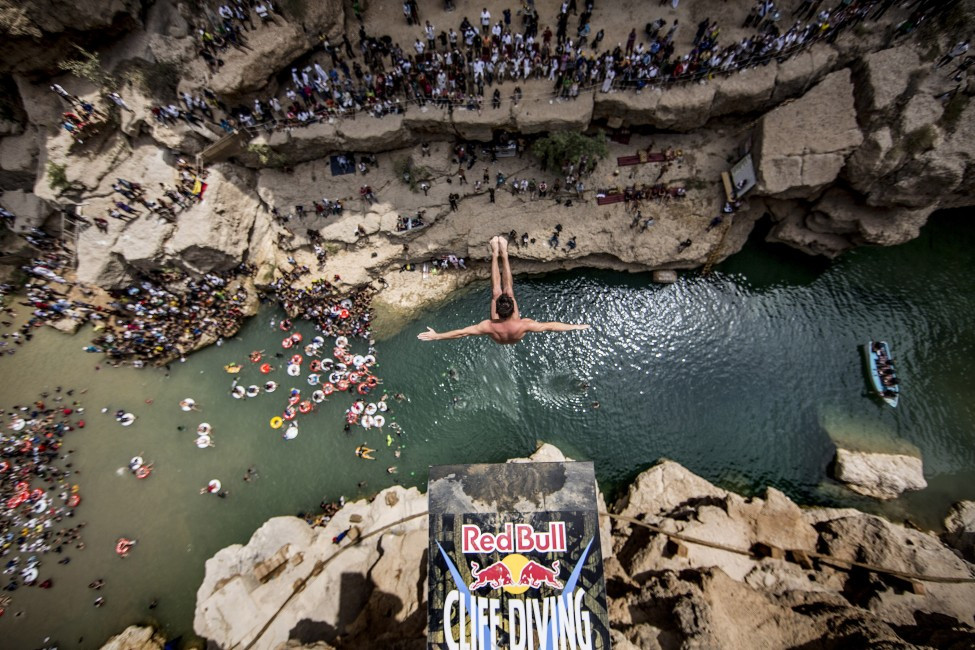 afp_oman_cliff_diving_27Sep12-975x650.jpg
