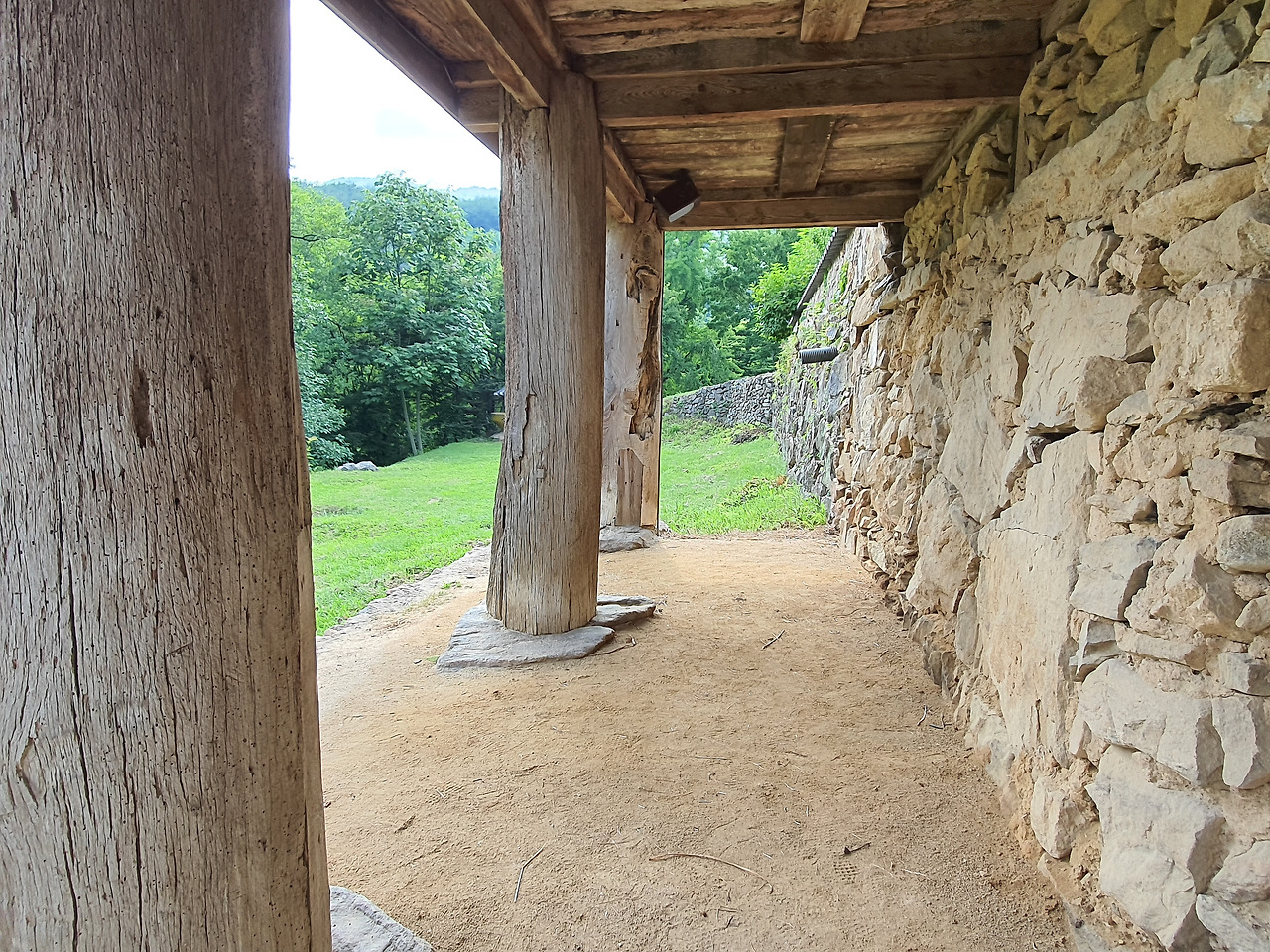 봉정사 마루기둥.jpg