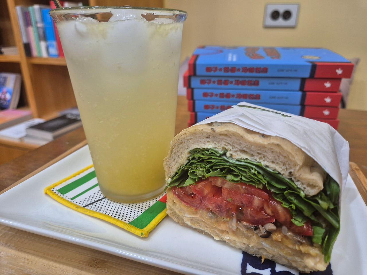 그림 3. 빵과 음료수.jpg