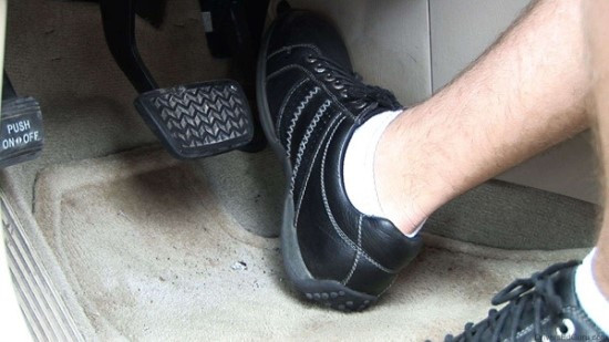 2-1. 브레이크 (출처, 네이버 블로그. 미남의운전교실).jpg