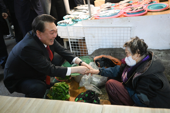 윤석열 신정시장_대통령실 제공.jpg