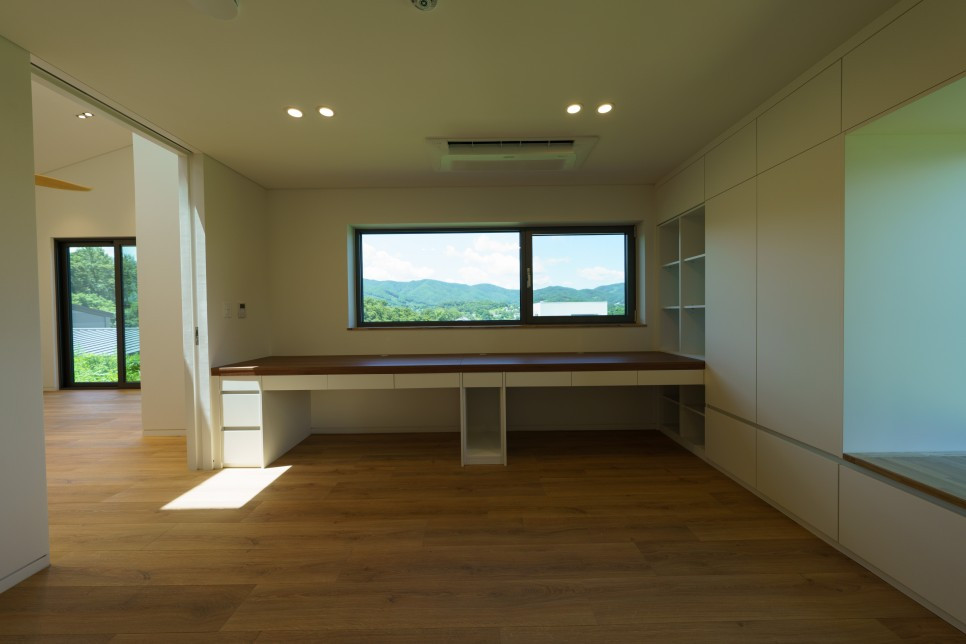 5_5_1 서재의 다양한 모습. 4미터 책상과 서향파노라마뷰.jpg