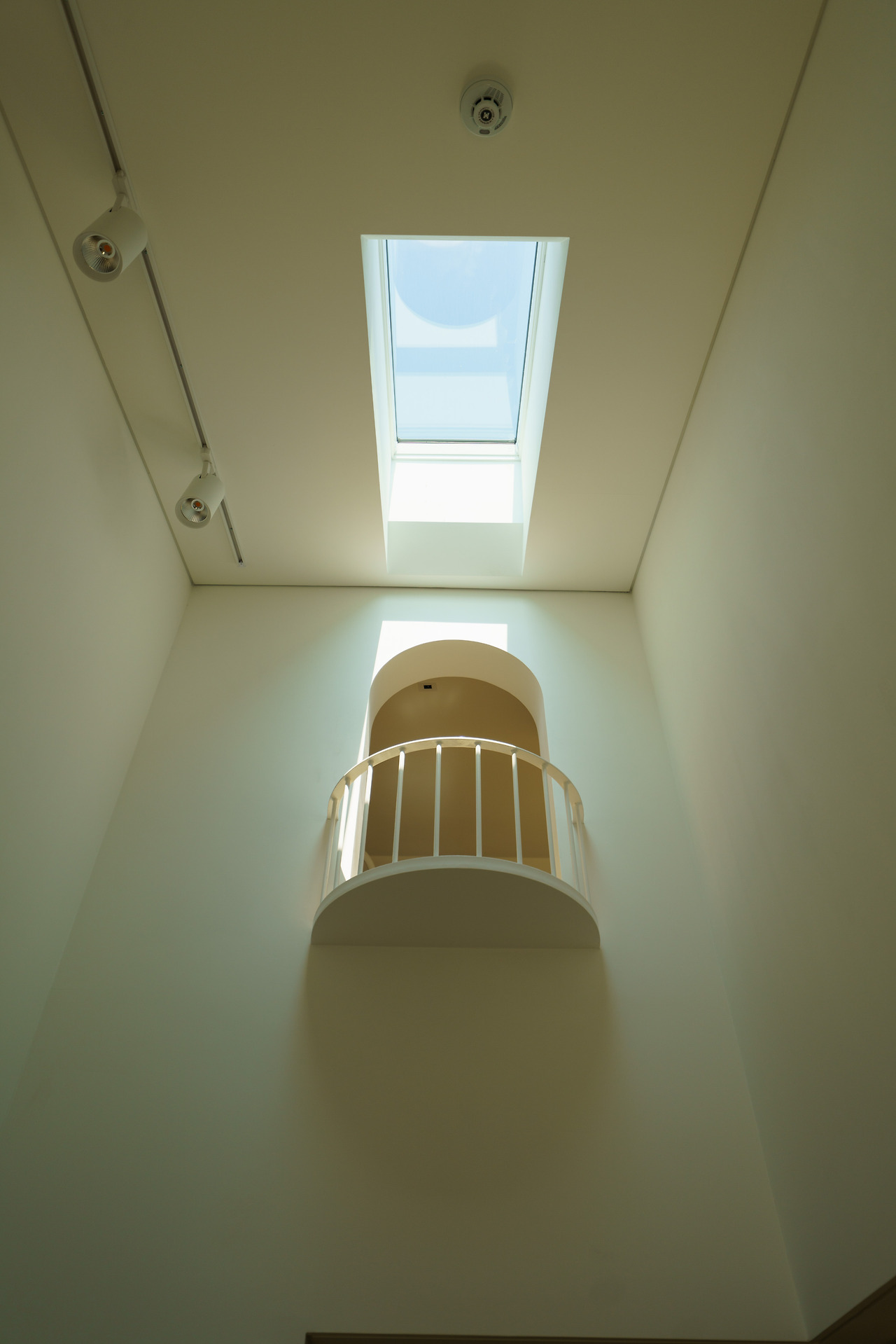 4_8_1 갤러리의 천창과 다락연결부분.jpg