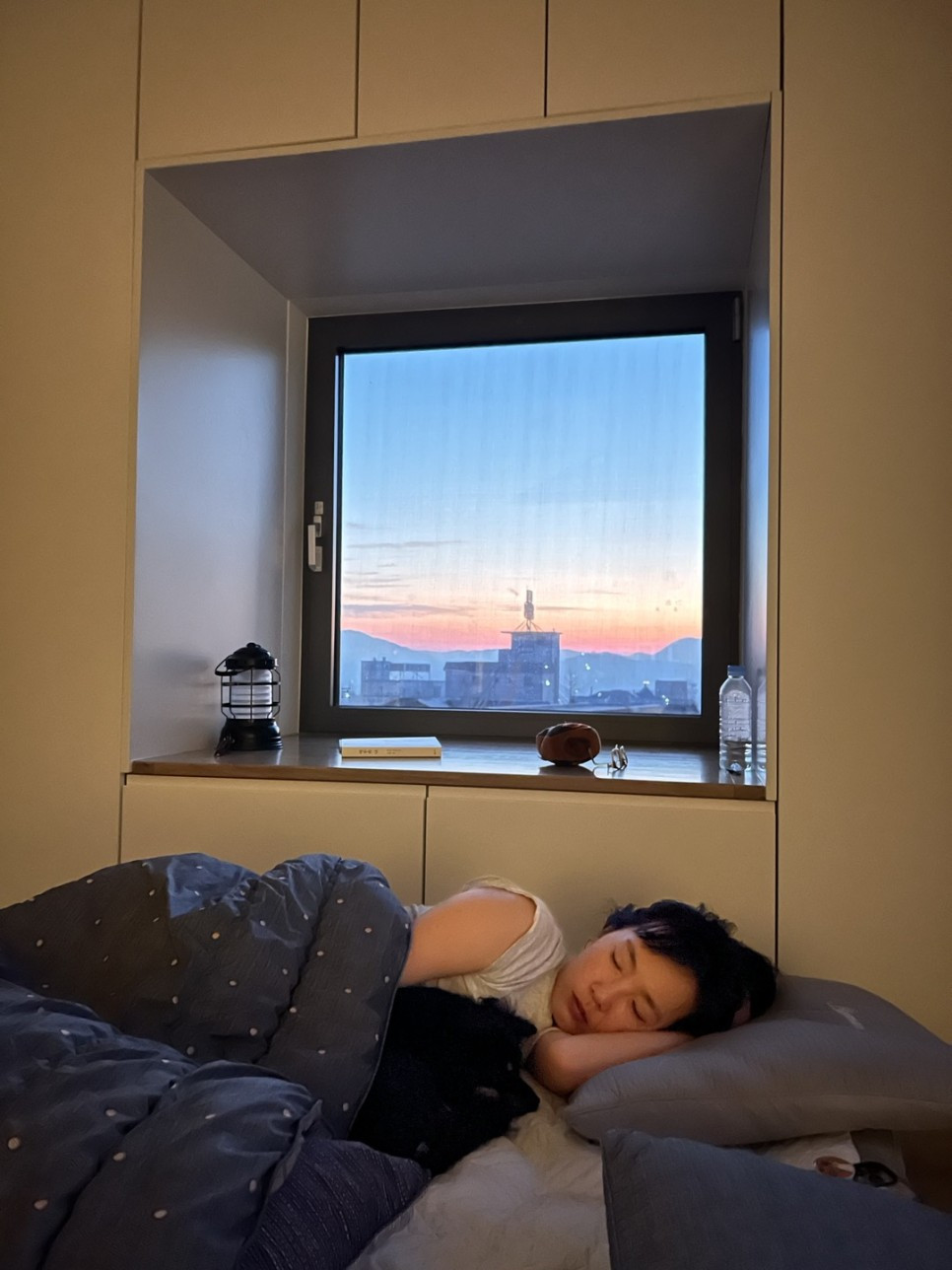 5_6 우주의 다락에서 잠을 자는 의뢰인과 반려견..jpg