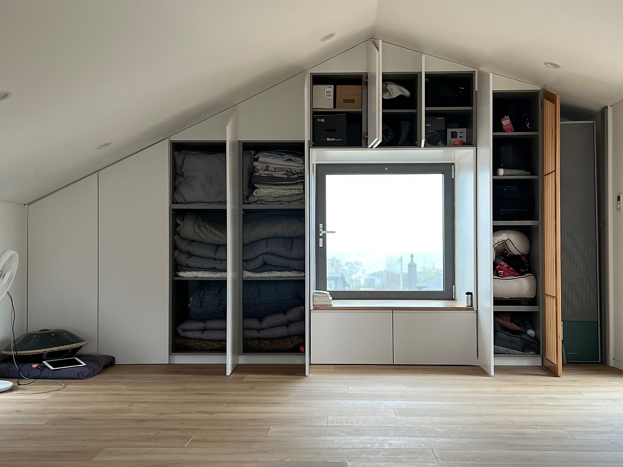 5_2_2 다락수납공간을열면 손님용이불과 소지품을 보관할 사물함이 있다.jpg