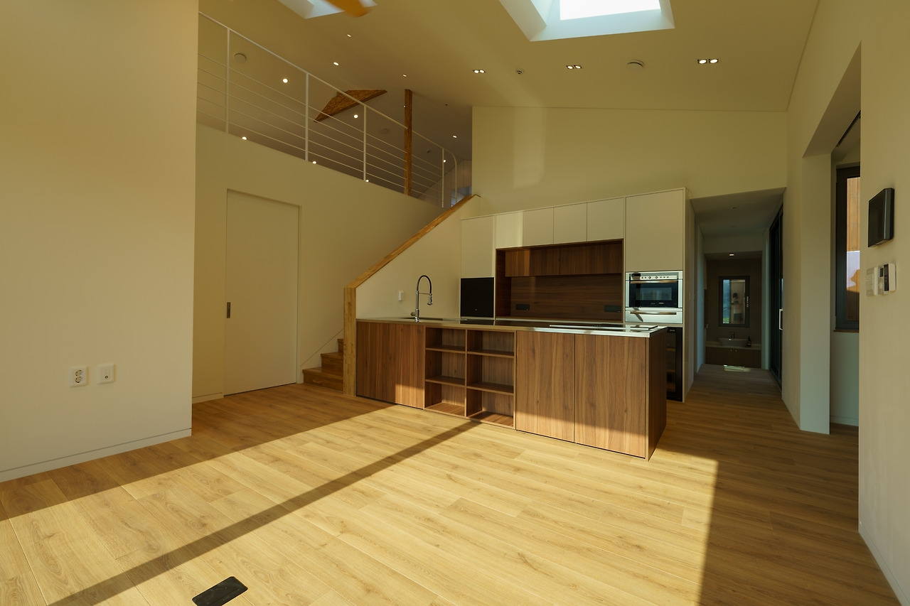 5_3_3_거실-주방과 연결된 2층공간이 게스트룸인멀티룸다. 안방문을닫으면 모두가 게스트를 위한공간이된다.jpg