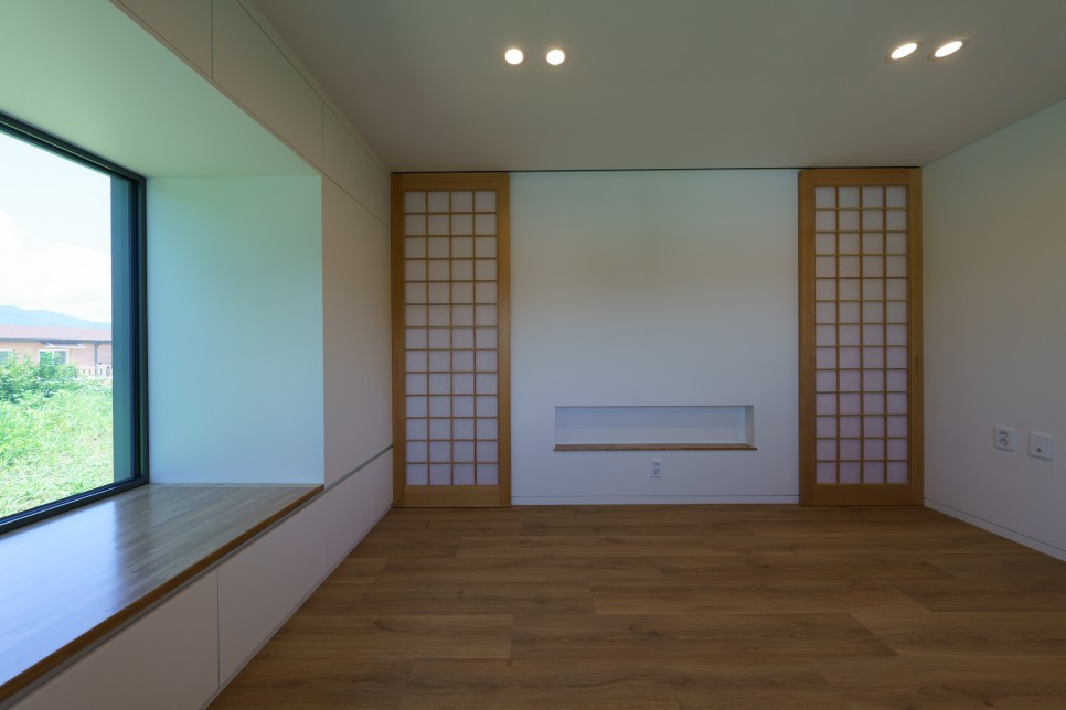 5_5 서재의 다양한 모습. 안방으로통하는 장지문을 닫으면 빈벽이 생긴다.jpg