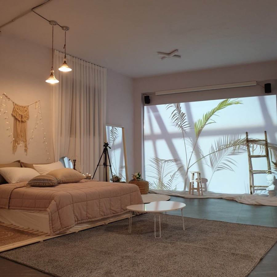 어라운드 더문 실내.jpg