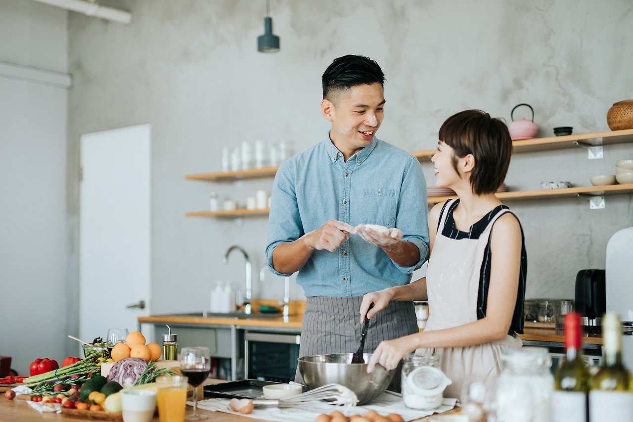 istock-요리하는커플-공유주방.jpg