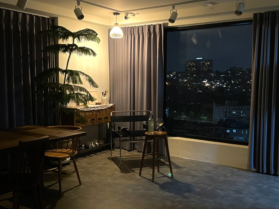 해방공간 실내.jpg