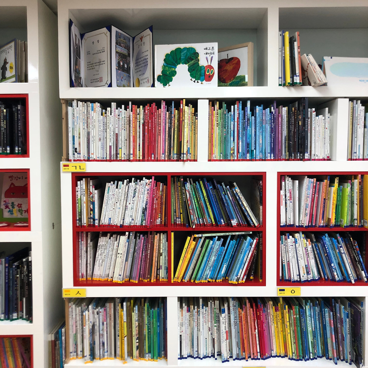 흥부네그림책도서관_서가2_이태림.jpg