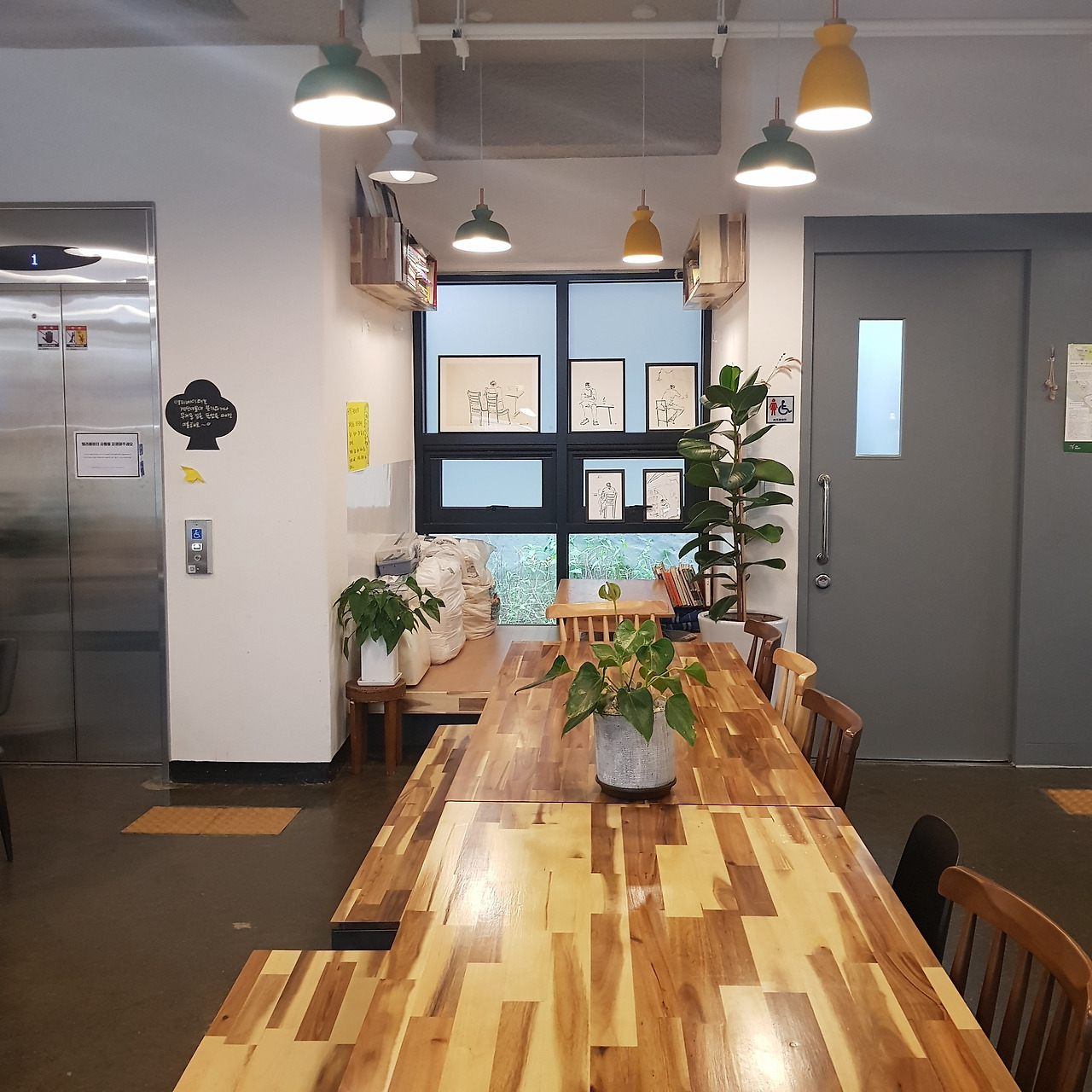 성미산마을회관_카페_장범수.jpg