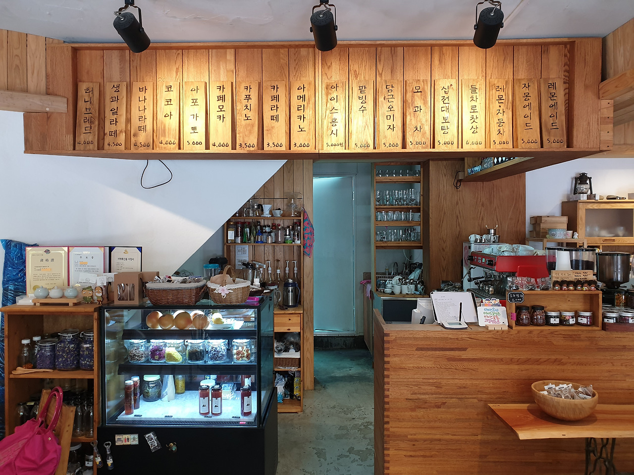 스페이스휴_카페내부2_윤태웅.jpg