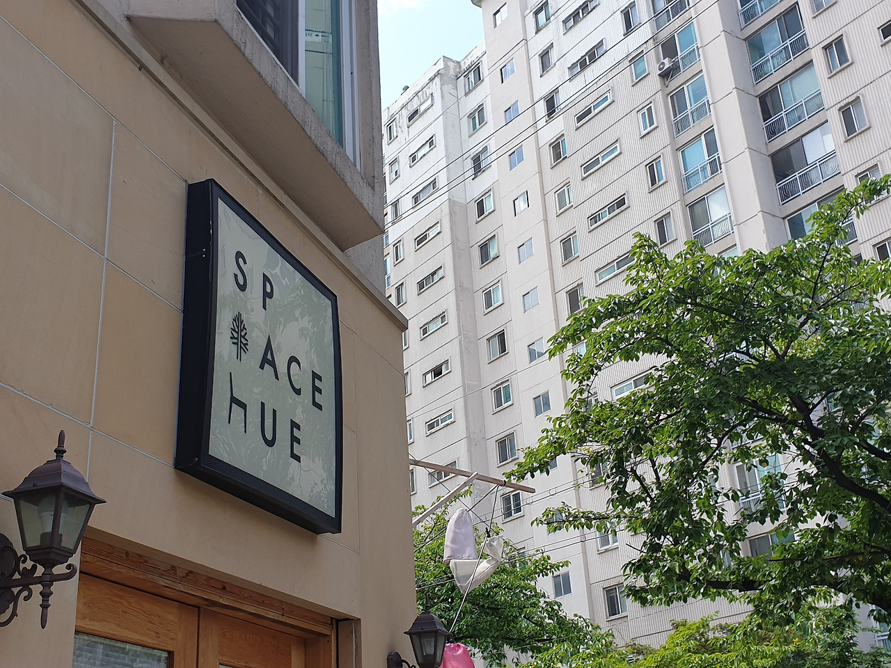 스페이스휴_카페외관2_윤태웅.jpg