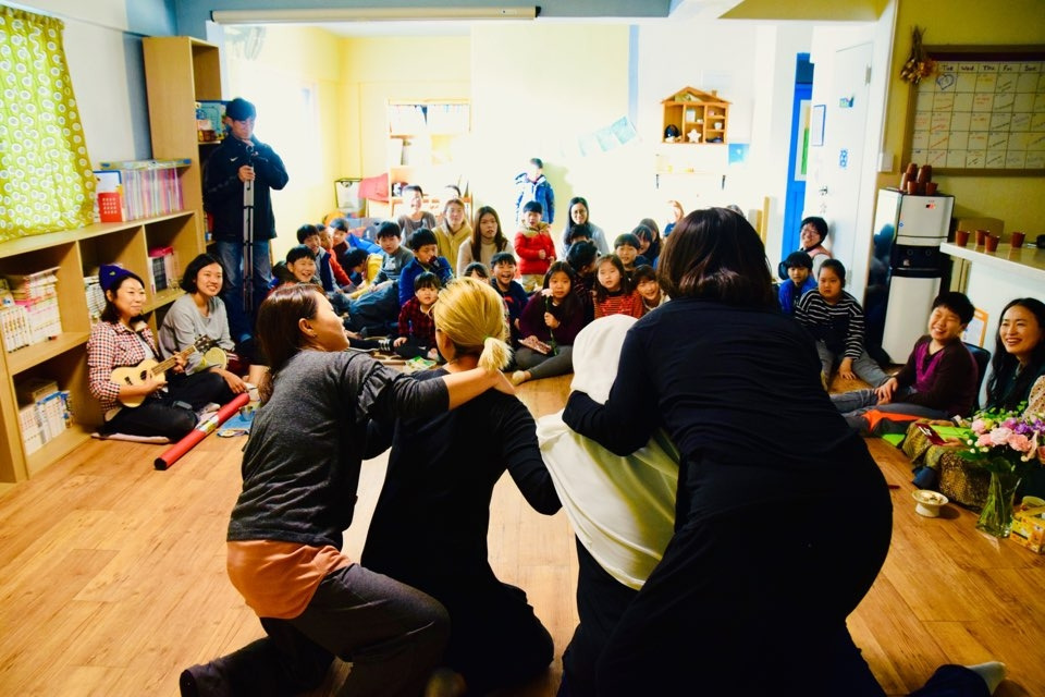 공간 짬 활동 2 - 마을 이모들의 놀이과 아이들이 연결 된 즉흥공감극장.jpg