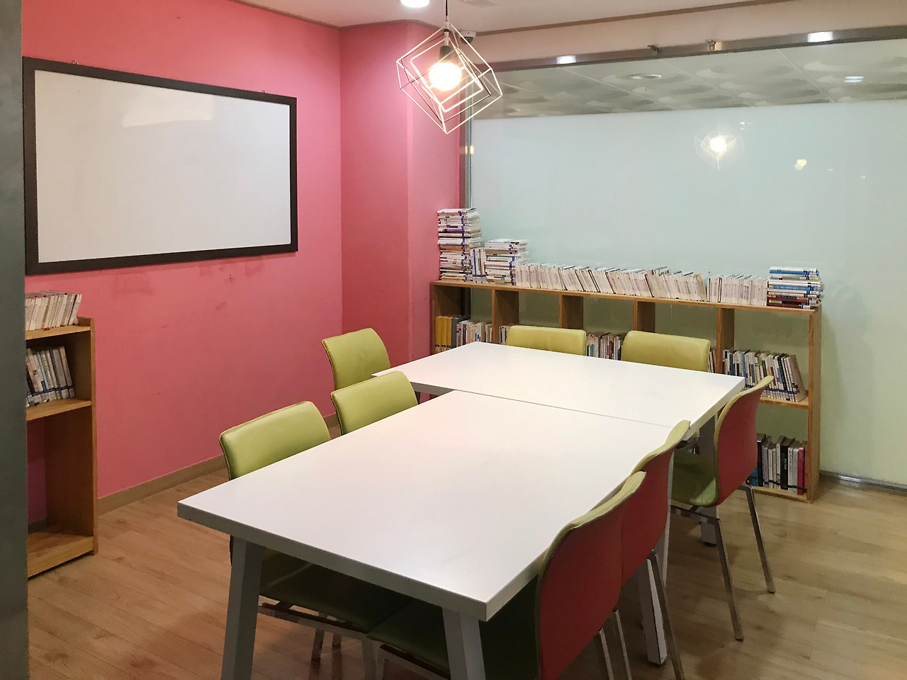 물푸레북카페_김하나_도서관회의실.jpg
