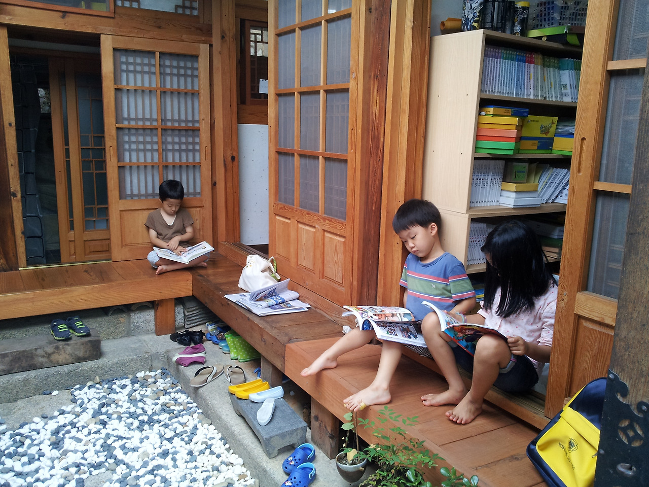 2012-07-17 유치원친구들과 독서.jpg