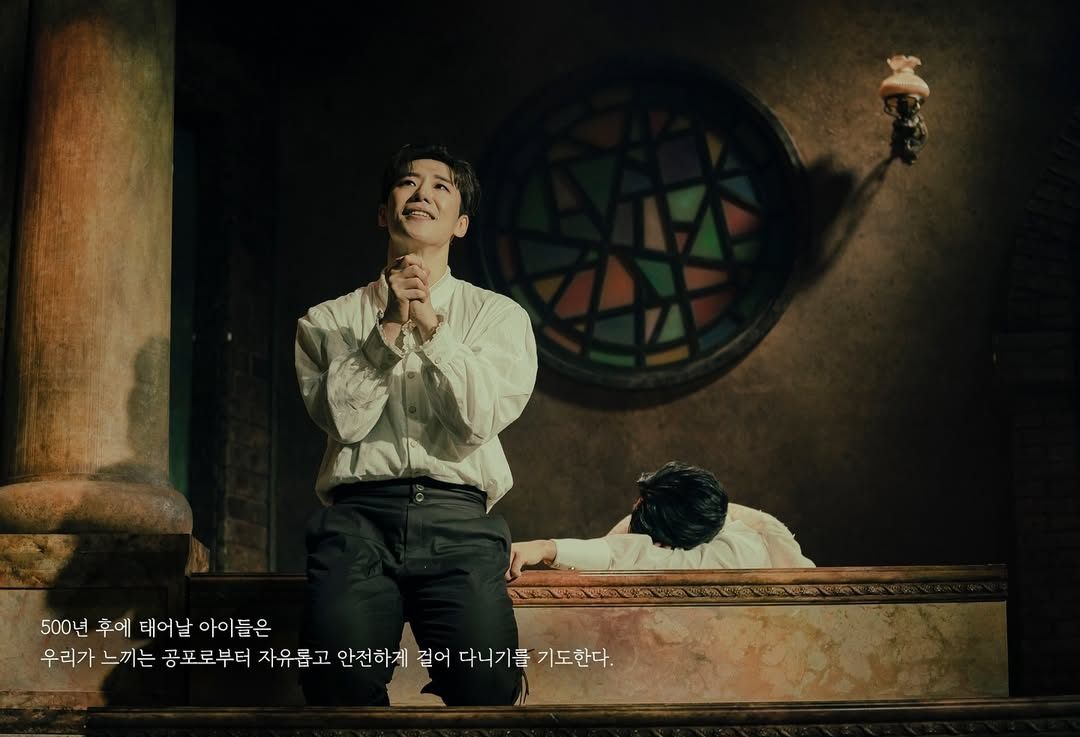 [스타크로스드] 공연 사진 ▪머큐쇼- 500년 후에 태어날 아이들은우리가 느끼는 공포로부터 자유롭고 안전하게 걸어 다니기를 기도한다.�����������-2024.12.10~2025.03.02예스24스테이지 3관#연극 #스타크로스드.jpg