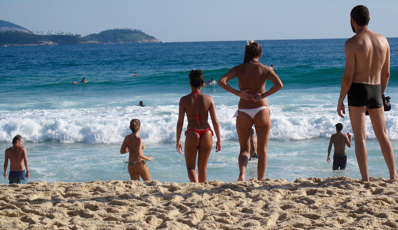 해변과 남녀노소.jpg