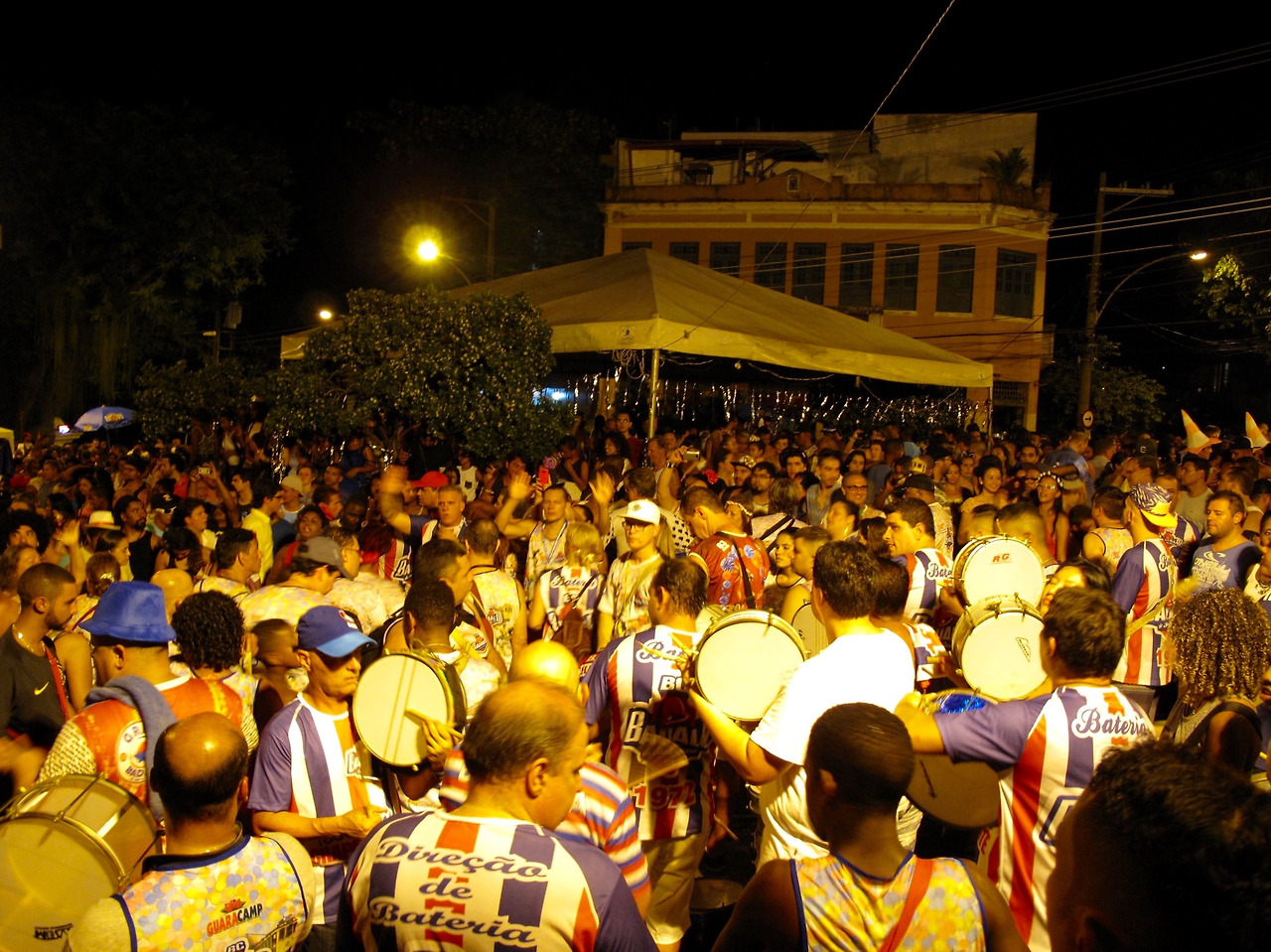 한밤중의 거리파티.jpg