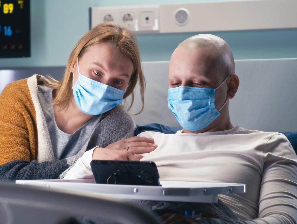 cancer_patient_wearing_mask_with_visitor.jpg