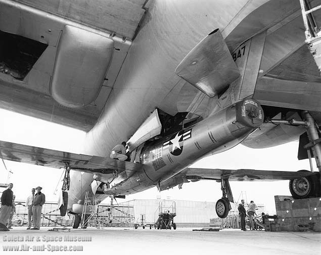 lmtas 26-1905 GRB-36D 49-2696 RF-84F 51-1847 left rear loading l_(Air and space.com).jpg