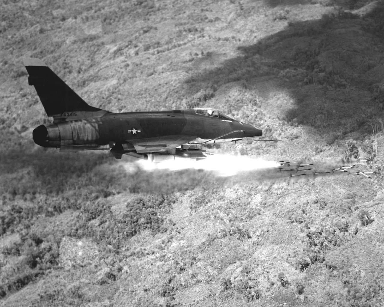F-100D_firing_rockets_Vietnam_1967_(Wikimedia commons).jpg