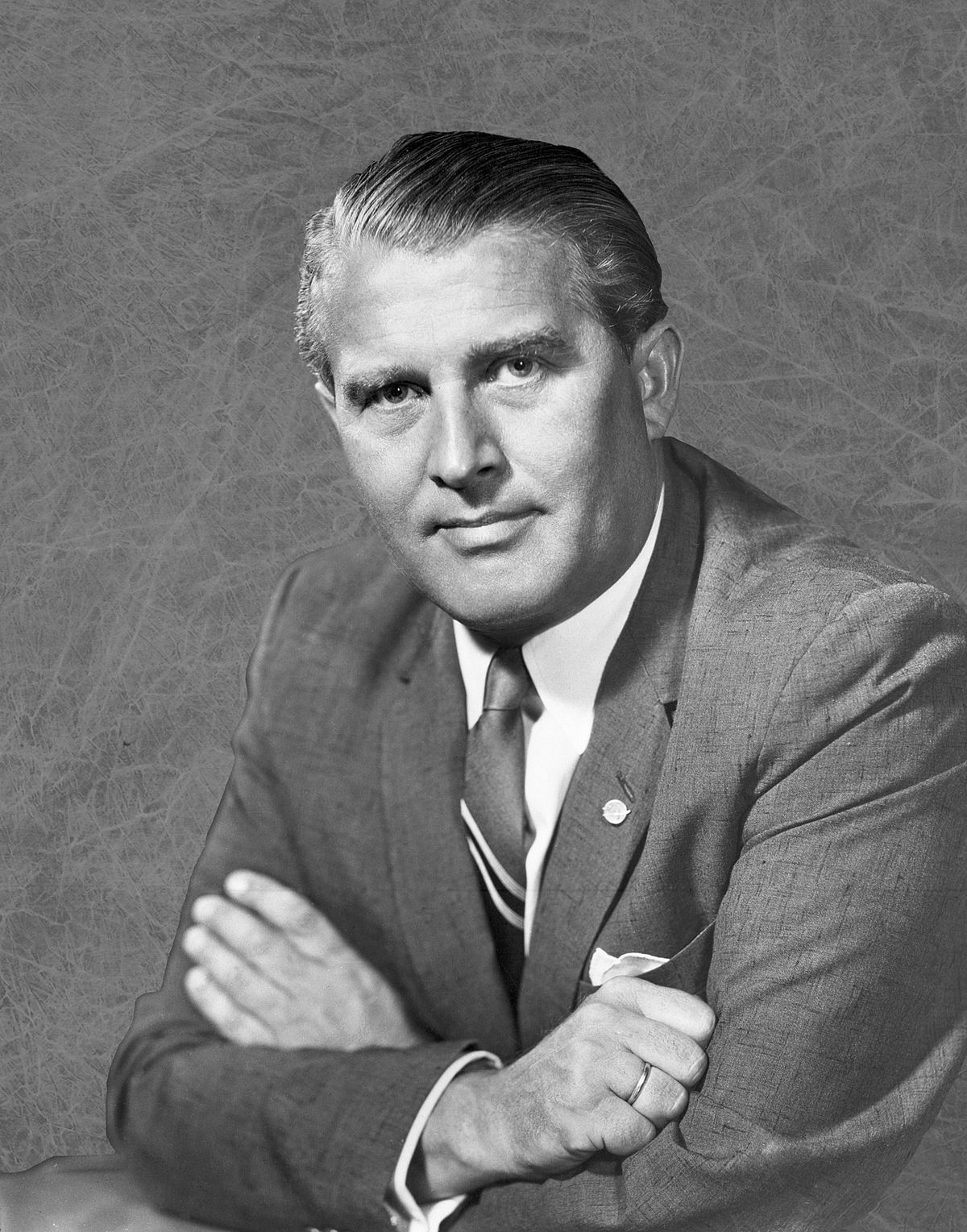 1200px-Wernher_von_Braun_1960_wikipedia.jpg