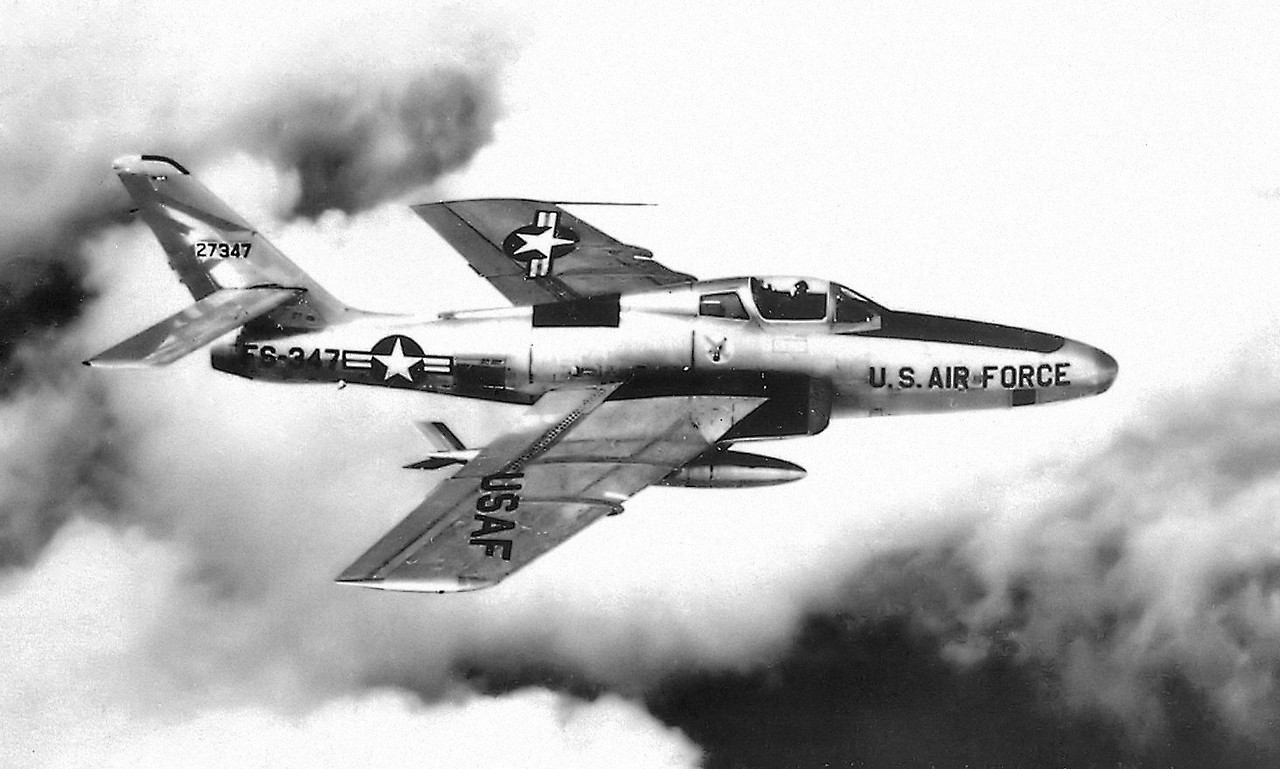 302d_Tactical_Reconnaissance_Squadron_-_Republic_RF-84F-25-RE_Thunderflash_-_52-7347(Wikimedia commons).jpg