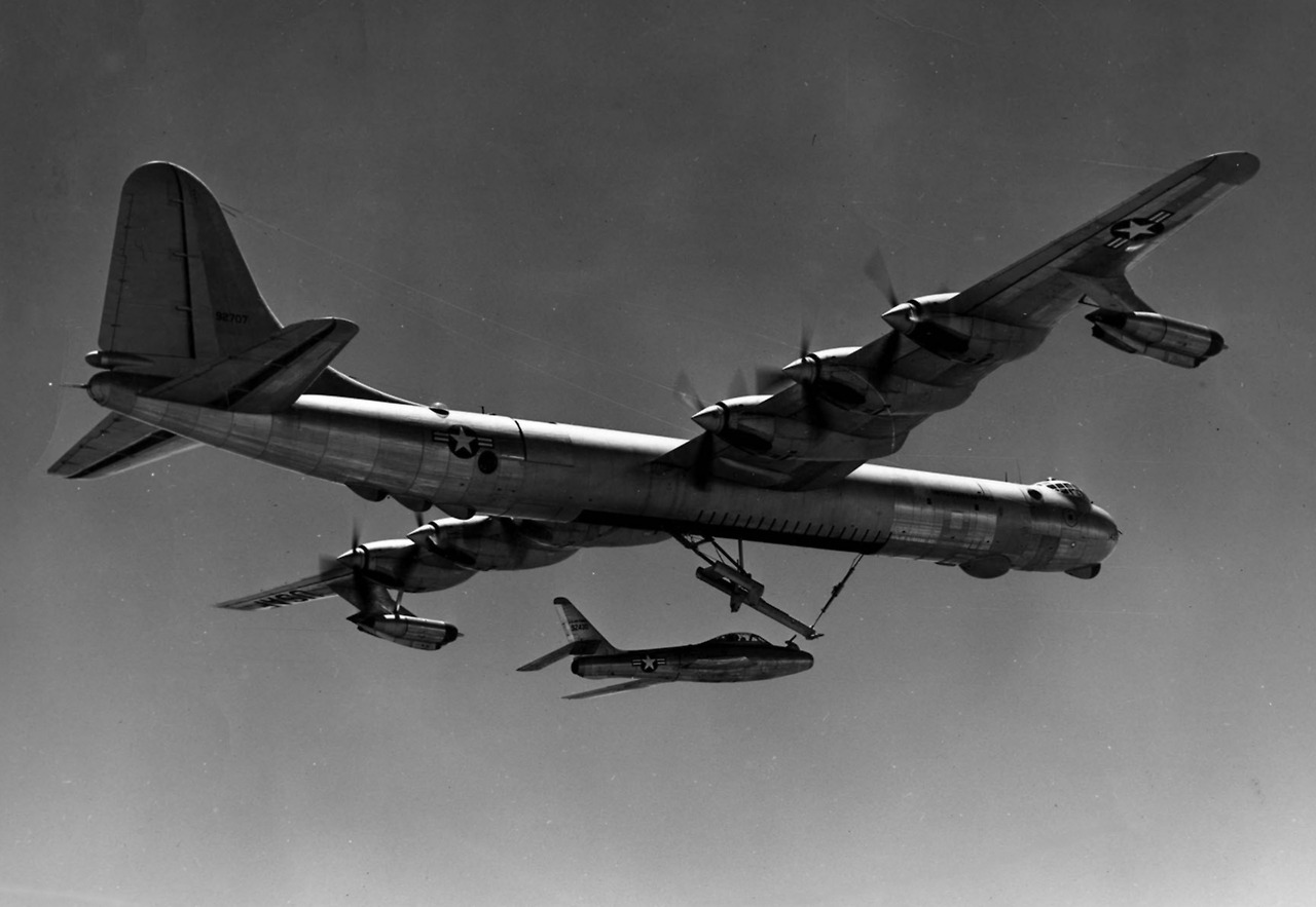 B-36_F-84F_FICON_launch_(Wikiwand).jpg