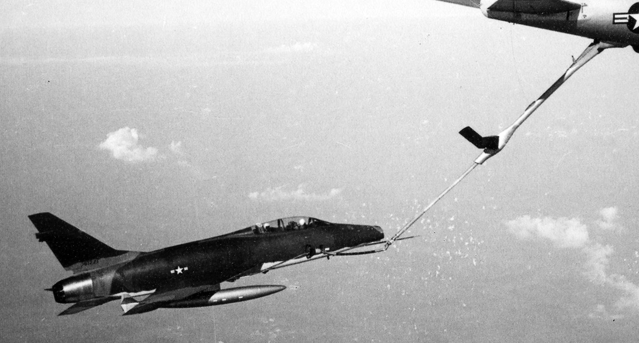 F-100F_Wild_Weasel_I_refueling_1965_(wikimedia commons).jpg