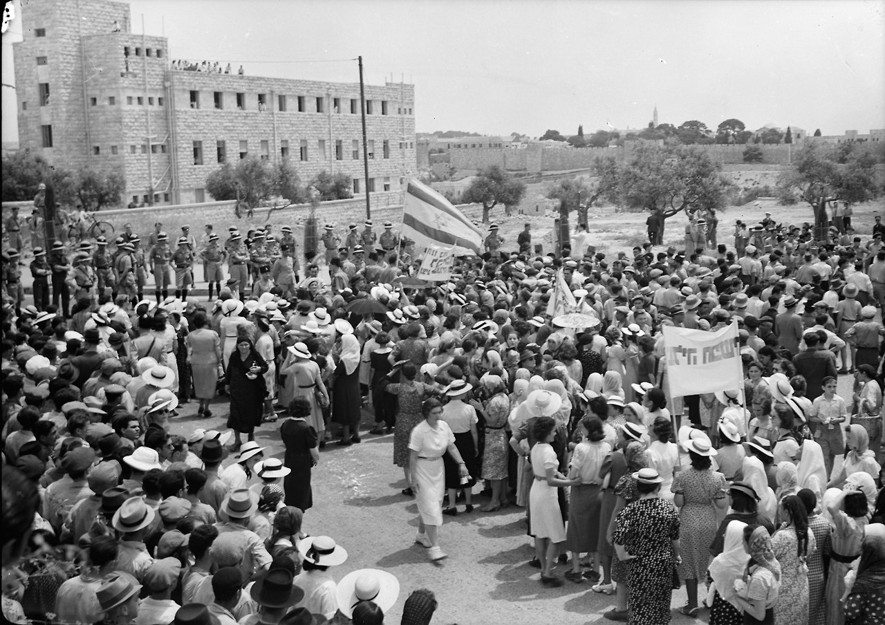Jewish_anti_Palestine_White_Paper_demonstrations._Women's_demonstration_on_May_22,_1939._Demonstration_approaching_King_David_Hotel_stopped_by_cordon_of_police_seen_in_distance._matpc.19611_(Wikiwand).jpg