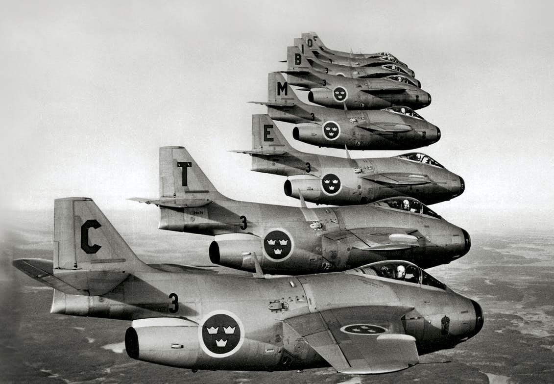j29_flygande_tunnan_formation-aM9UYy9joKDjMPfmgeF_eg_(Militar Historia).jpg
