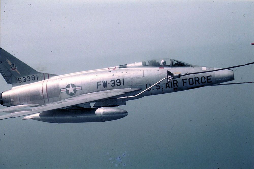 353d_Tactical_Fighter_Squadron_F-100_56-3391_Drouge_Refueling_(Wikimedia commons).jpg