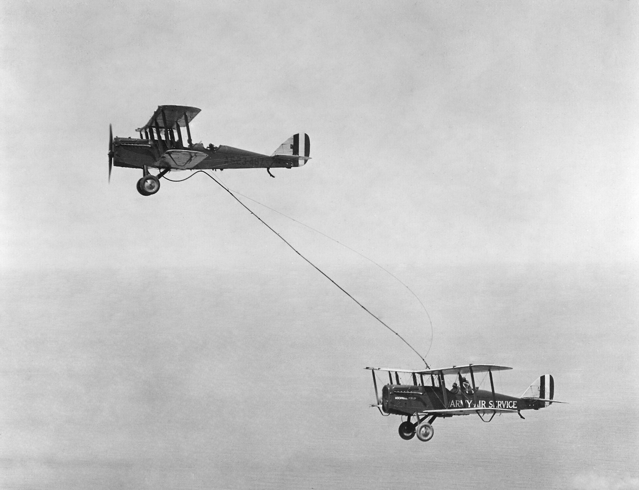 02_wikipedia DH-4B aerial refueling.jpg