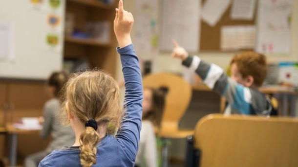 grundschueler-melden-sich-beim-unterricht.jpg