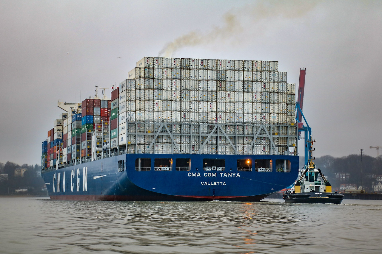 container-ship-4090224_1920.jpg
