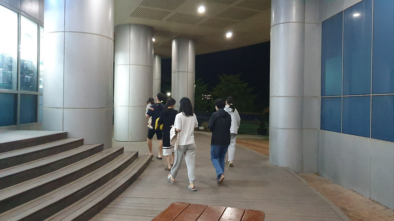 리조트 입구 가족.jpg