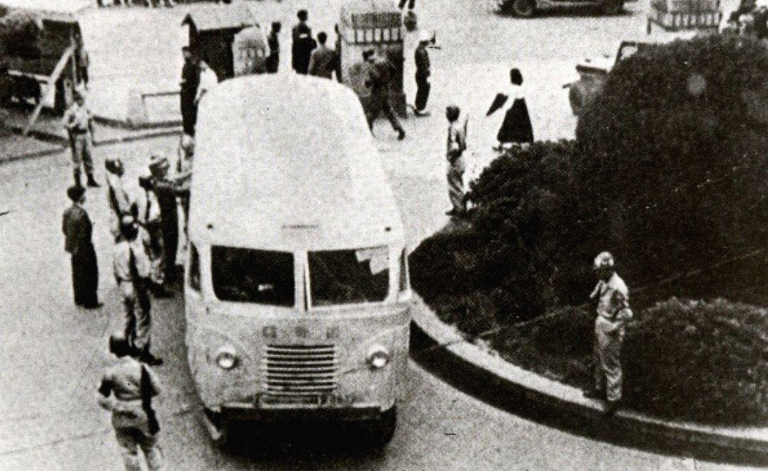 부산정치파동 국회의원 통근버스 연행.jpg