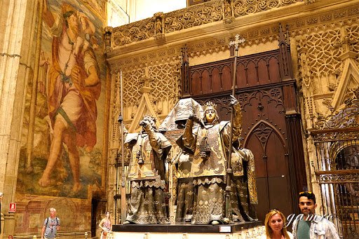 콜럼버스 무덤.jpg