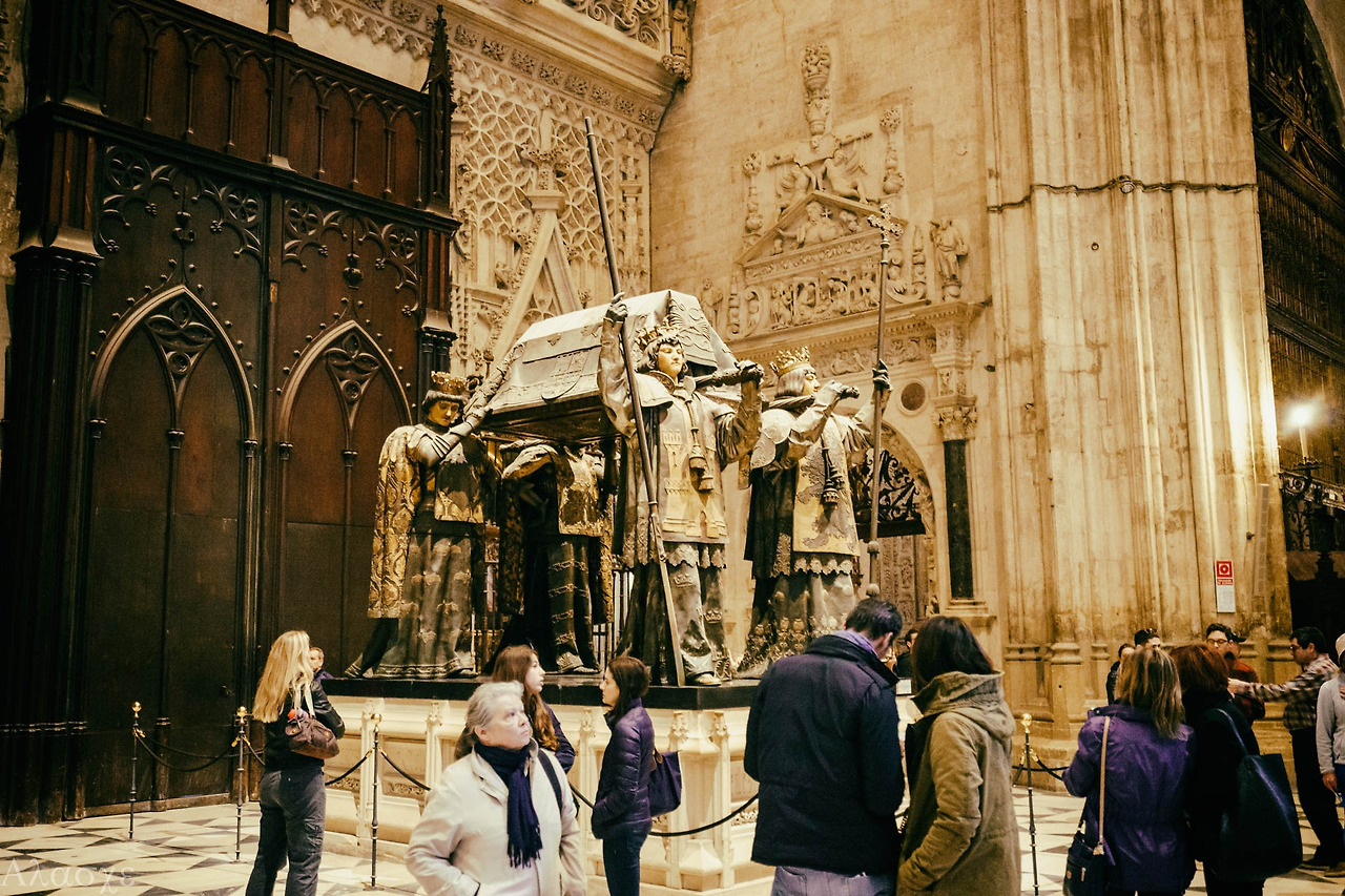 콜럼버스 무덤 세비야 대성당.jpg